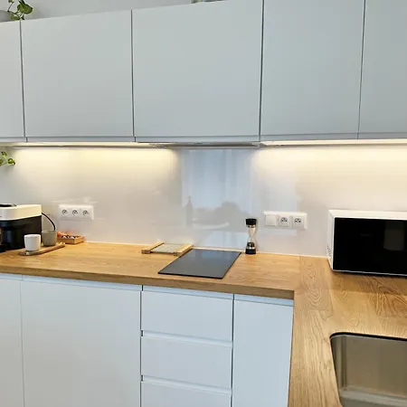New Studio, King Bed, Free Parking, Terrace