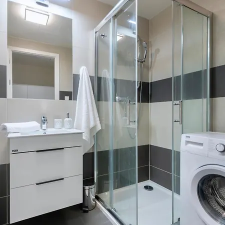 200mb Wifi, Supermarket On-site, 12min Center Apartment Prague