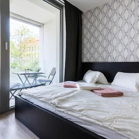 200mb Wifi, Supermarket On-site, 12min Center Apartment Prague