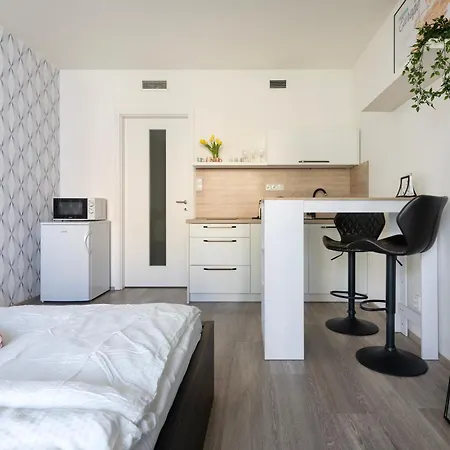 200mb Wifi, Supermarket On-site, 12min Center * Prague