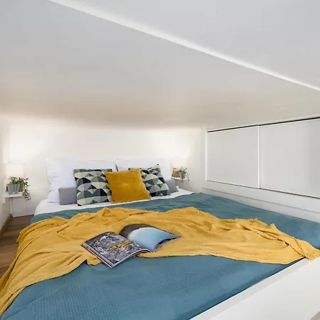 Apartment Days - Cozy - Netflix - Hip Karlin *