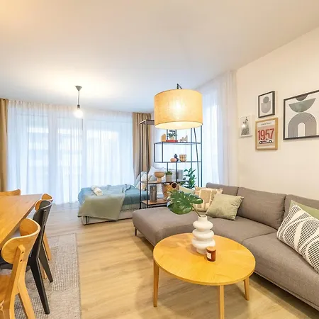 Spacious 3br - 2 Parking Spots, Full Kitchen, By Gravity * プラハ