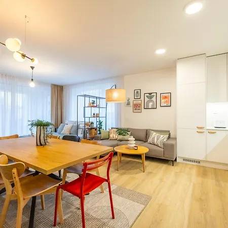 Spacious 3br - 2 Parking Spots, Full Kitchen, By Gravity プラハ