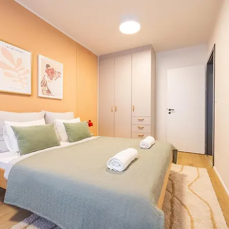 Spacious 3br - 2 Parking Spots, Full Kitchen, By Gravity アパート プラハ