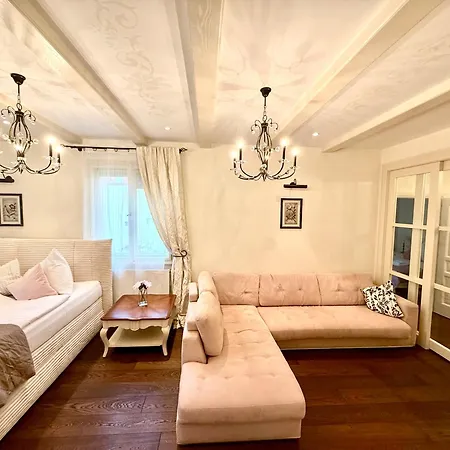 Unique Charles Bridge 2bdr Apartment. Praha