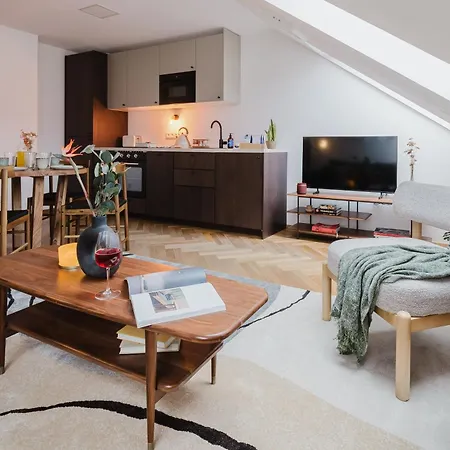 Apartment Days - Attic Maisonette - Workspace - Netflix - Vinohrady