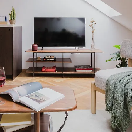 Days - Attic Maisonette - Workspace - Netflix - Vinohrady Prague