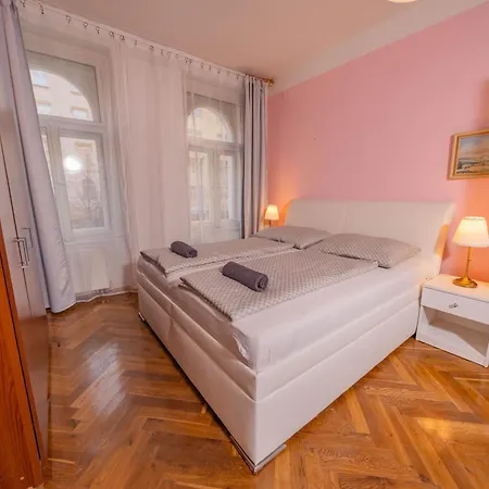 1 Bob's - 2 Bedrooms And Living * 布拉格