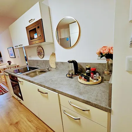 Live-inn 2 Bdr Family For 1-8 Guests, 20 Mins To Center, Lift, Gym, Reception, Parking, Roof Terrace, Game & Party Апартаменты Прага