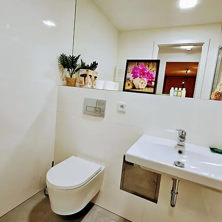 Live-inn 2 Bdr Family For 1-8 Guests, 20 Mins To Center, Lift, Gym, Reception, Parking, Roof Terrace, Game & Party * Прага