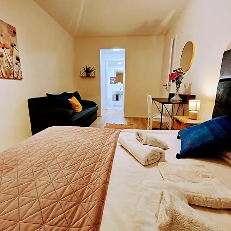 Live-inn 2 Bdr Family For 1-8 Guests, 20 Mins To Center, Lift, Gym, Reception, Parking, Roof Terrace, Game & Party Апартаменты Прага