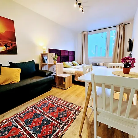 Апартаменты Live-inn 2 Bdr Family For 1-8 Guests, 20 Mins To Center, Lift, Gym, Reception, Parking, Roof Terrace, Game & Party *