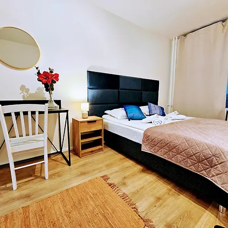 Live-inn 2 Bdr Family For 1-8 Guests, 20 Mins To Center, Lift, Gym, Reception, Parking, Roof Terrace, Game & Party Прага