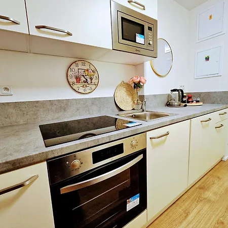 Live-inn 2 Bdr Family For 1-8 Guests, 20 Mins To Center, Lift, Gym, Reception, Parking, Roof Terrace, Game & Party Апартаменты *