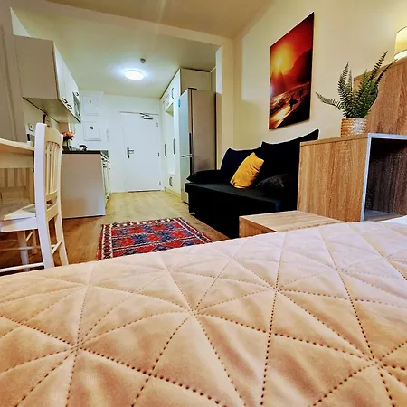 Апартаменты Live-inn 2 Bdr Family For 1-8 Guests, 20 Mins To Center, Lift, Gym, Reception, Parking, Roof Terrace, Game & Party
