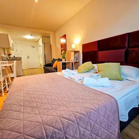 Апартаменты Live-inn 2 Bdr Family For 1-8 Guests, 20 Mins To Center, Lift, Gym, Reception, Parking, Roof Terrace, Game & Party Прага