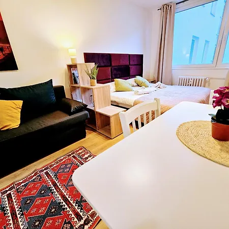 Апартаменты Live-inn 2 Bdr Family For 1-8 Guests, 20 Mins To Center, Lift, Gym, Reception, Parking, Roof Terrace, Game & Party Прага