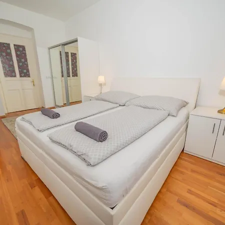 4 Bob's - 3 Bedrooms, King Size Beds Apartment