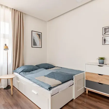 Charm Deco Near Old Town, All-friendly Apartment *