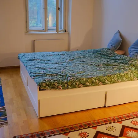 Sunny By The River In A Shared Accommodatie bij particulieren