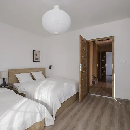 Dom wakacyjny Spacious 4-story With Sauna & Garden Praga