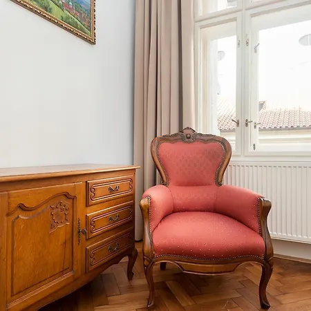 Old Town Apartment *