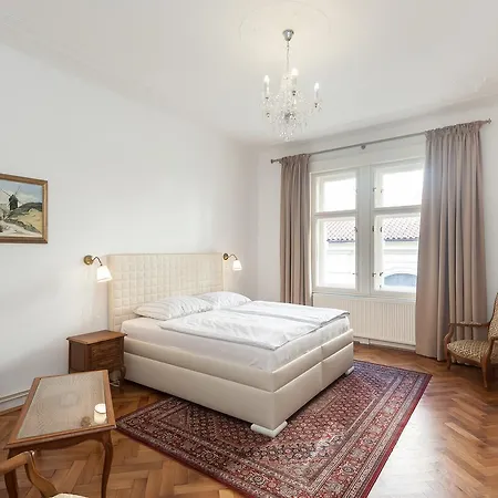 Old Town Apartment *