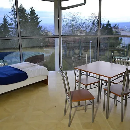 Flying House Guest house *