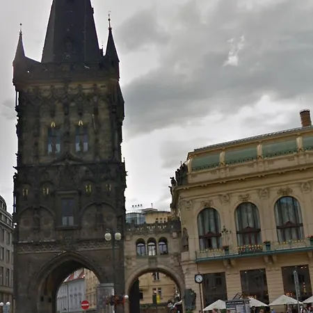 Daire Hanan's Benedikt Prag