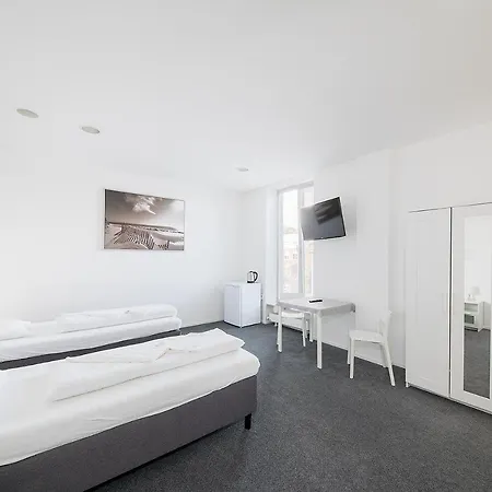 Hostal & Letov Praga
