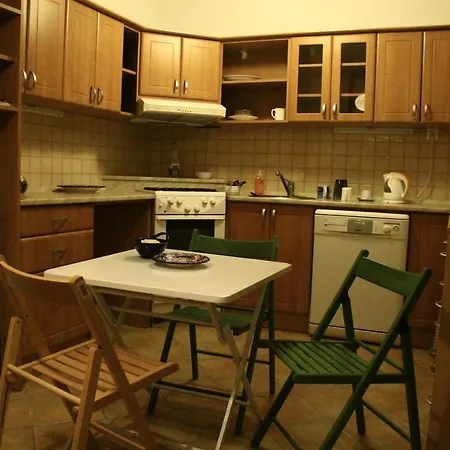 Atilla Empire Hostal *