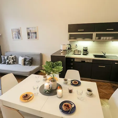 Apartments In Mala Strana - 10 Minutes From Charles Bridge Apartment *