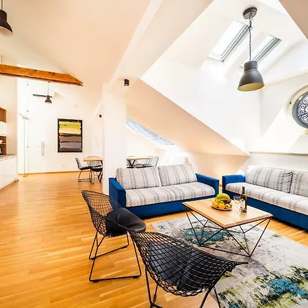 5br+3.5bt Wilson Apt. * Prag