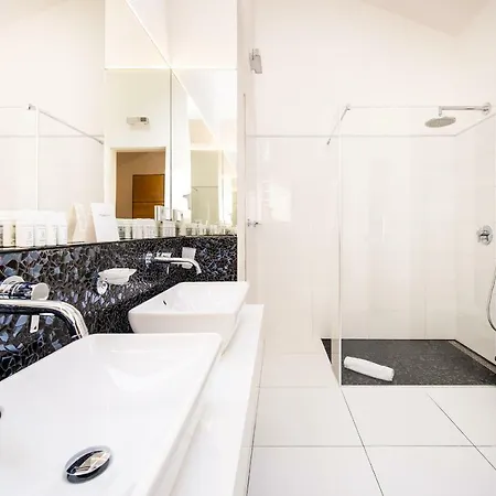 5br+3.5bt Wilson Apt. * Prag