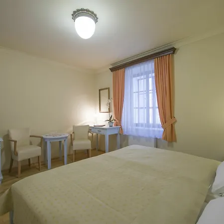 Cerny Slon 4*