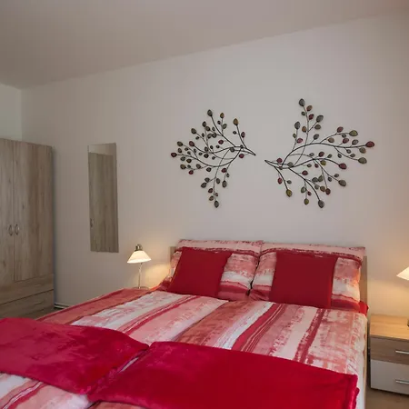 2 Bedroom Close To Castle *