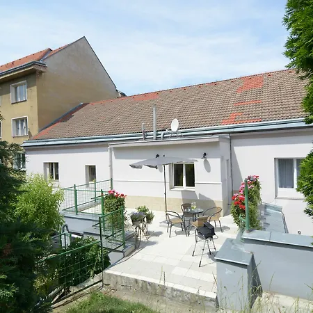 2 Bedroom Close To Castle *