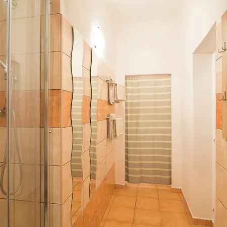2 Bedroom Close To Castle Prague