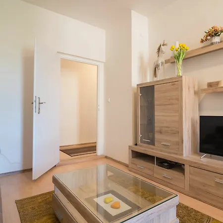 2 Bedroom Close To Castle Apartment