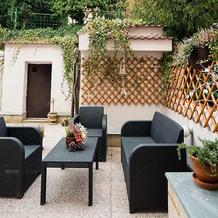2 Bedroom Close To Castle *