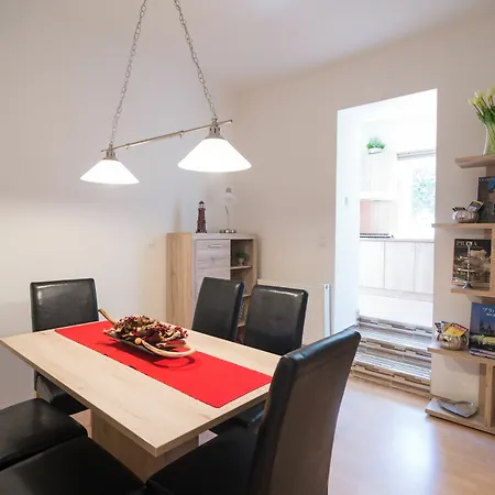 2 Bedroom Close To Castle *