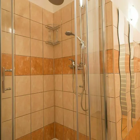 2 Bedroom Close To Castle Apartment *