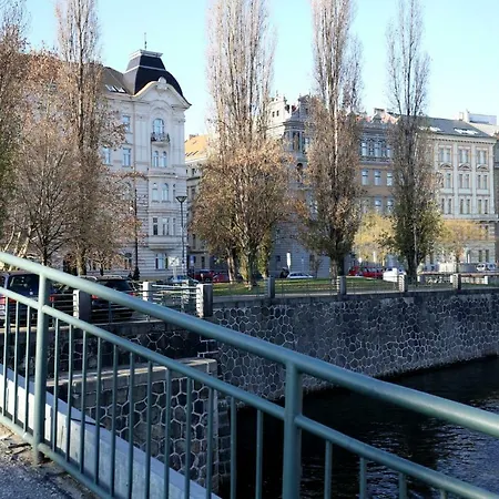 Dalia Janáčkovo Nábřeží * Praga