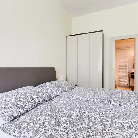 Halkova 5 * Prague