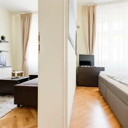 Halkova 5 * Prague