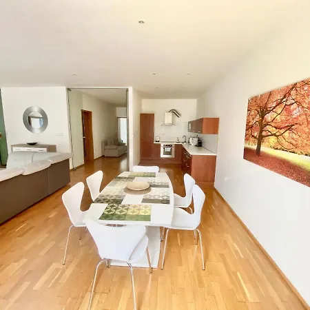 דירה Korunni Dvur 130m2, 2 Free Parkings פראג