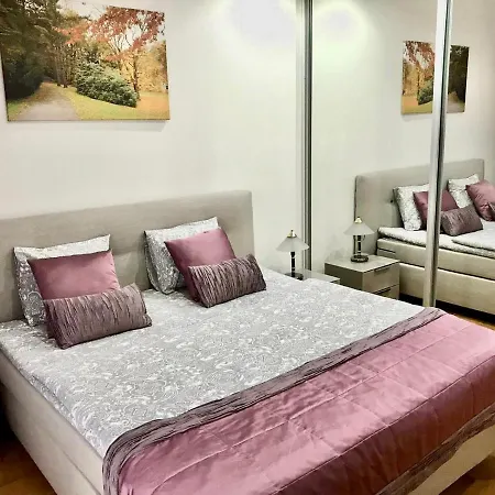 Korunni Dvur 130m2, 2 Free Parkings דירה